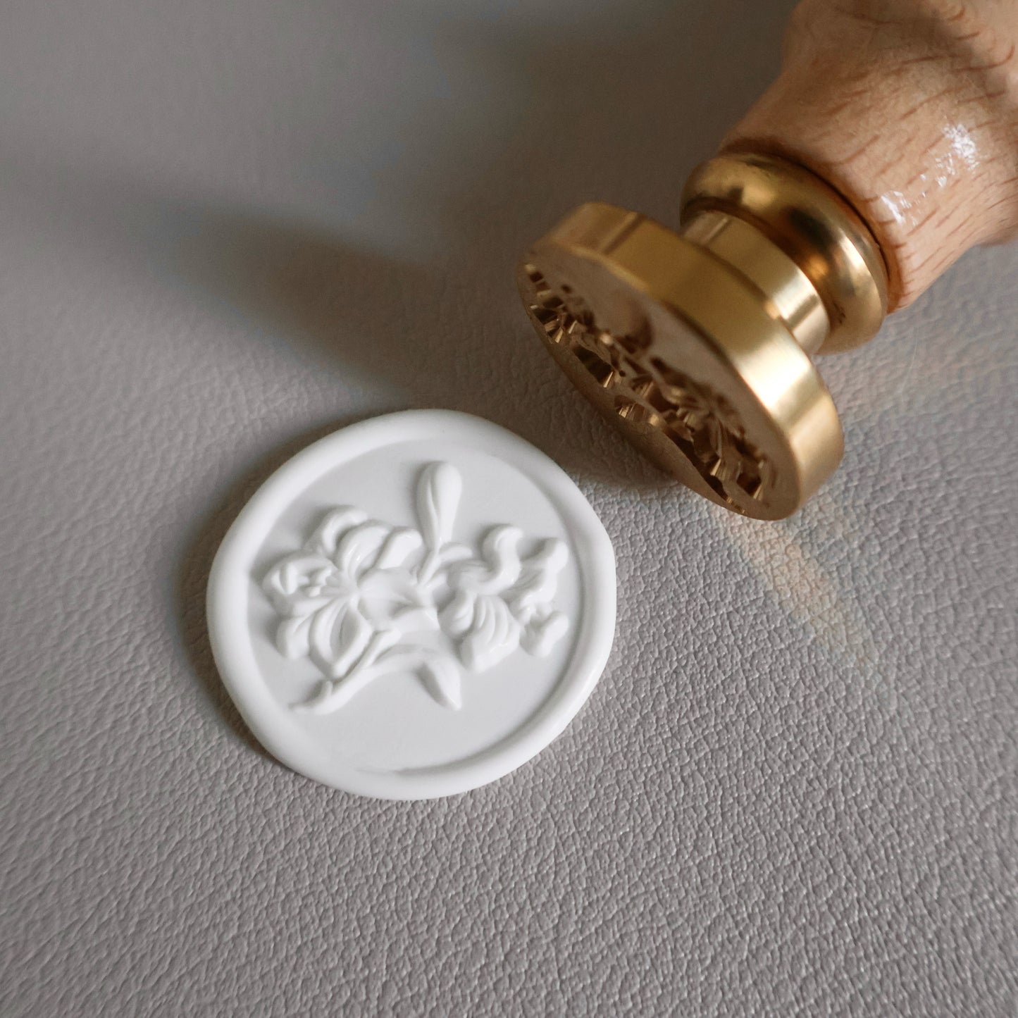 SELF-ADHESIVE WAX SEAL | LILY (22MM)